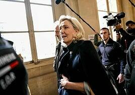 Marine Le Pen echa la culpa a su padre y a la Eurocámara en el juicio por malversación