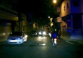 Hasta tres coches lo esquivaron: iba en su moto en dirección contraria por Las Palmas de Gran Canaria