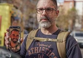 Javier Pacio busca a su cuñado, quien esquivó la muerte en el accidente ferroviario de Angrois