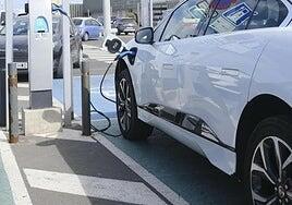 Industria instala dos nuevos puntos de recarga eléctrica en el municipio de Betancuria