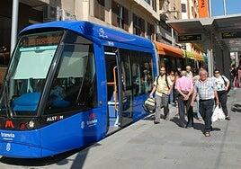 El tranvía de Tenerife choca contra una guagua a la altura del hospital de la Candelaria