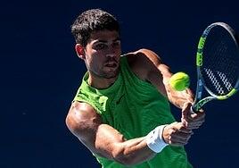 Alcaraz avanza intacto en Melbourne