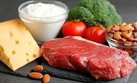 Tres lácteos al día, carne roja en la base, poca legumbre... Así es la nueva y «ochentera» guía alimentaria de EE UU