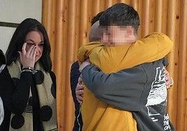 El encuentro de Carmelo con los dos menores que rescataron a su hijo en Adamuz: «Habéis caído del cielo para salvarlo»