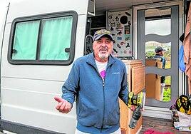 «Vivo en la furgoneta porque la cosa está jodida y mi hijo necesita una casa»