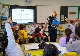 Profesores que siguen en el aula tras jubilarse: «Lo hago para ayudar, la diversidad en clase es enorme»