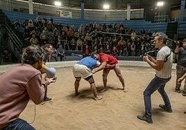 La lucha canaria se estrena en un terrero de cine