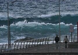 El Gobierno declara la alerta por fenómenos costeros en toda Canarias