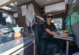 «Vengo a trabajar cuatro meses a la isla, antes me alquilaba un piso y ya no puedo, me quedo en el coche»