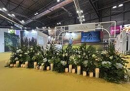 Flores, velas, luto y el hombre que nunca existió en el stand de Fitur