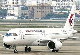 A bordo del avión chino que compite con Airbus y Boeing