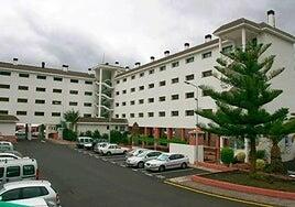 Desalojados y obligados a compartir habitación en un centro de mayores por una reforma