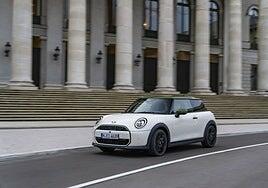 El MINI Cooper SE se viste de gala con el toque mágico de Paul Smith