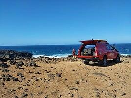 Buscan con drones y medios aéreos al joven estadounidense desaparecido tras un golpe de mar en Lanzarote