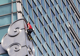 ¿Héroe o suicida? Escalar sin cuerda un rascacielos de 500 metros