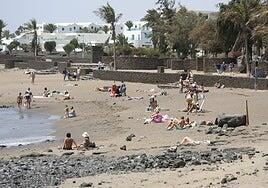 Hamacas y sombrillas en tres playas de Costa Teguise, proceso en marcha