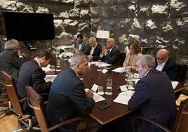 Clavijo abre el decreto canario a instituciones locales, sindicatos y empresariado tras el plante de PSOE y NC