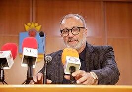 El alcalde de Santa Lucía acusa de «deslealtad» a los ediles de NC a los que cesó