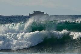 El fuerte oleaje, bajo alerta por fenómenos costeros, arrastra dos embarcaciones pesqueras en la playa de Las Canteras