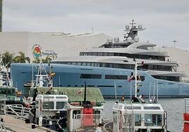 Pista de pádel, cine exterior y un valor de 250 millones de euros: así es el megayate atracado en el Puerto de Las Palmas