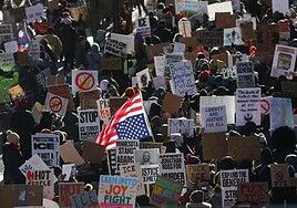 Decenas de miles de personas toman Mineápolis contra Trump en una protesta en la que participa Bruce Springsteen