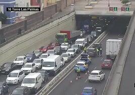 Un accidente a la altura del centro comercial Las Arenas provoca retenciones y un herido leve