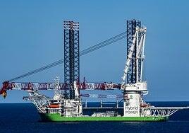 El coloso de la eólica marina que está fondeado en el Puerto de Las Palmas