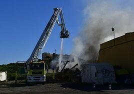 Bomberos de Gran Canaria alertan de la alta toxicidad de la nube generada en la nave incendiada en Telde