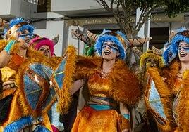 Diez carrozas participan este sábado en el desfile inaugural del carnaval de Agüimes