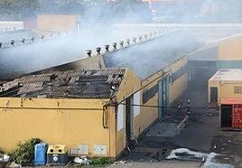 «Es necesario un protocolo de actuación tras el incendio de la nave de Telde, pero no corresponde al Cabildo»