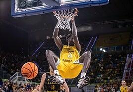 El Dreamland Gran Canaria se gusta en el derbi europeo (72-70)