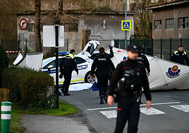 Un fallo en la comunicación entre juez, forense y policías dejó seis horas un cadáver en la calle en San Sebastián