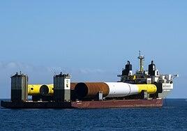 De Alemania a Canadá pasando por el Puerto de Las Palmas: el barco que transporta monopilotes gigantes para la eólica marina