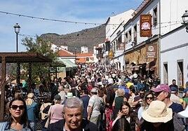 Ni carnavales ni playa: la gente tiró para las fiestas del Almendro en Flor en Tejeda