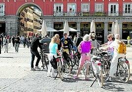 Los elevados precios del turismo en España disparan los viajes al extranjero