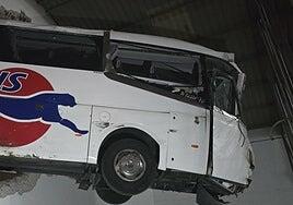 Un guagua acaba empotrada contra un edificio en Arrecife