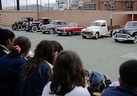El CEIP Pepe Dámaso se acerca al pasado en coches de época