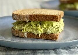 La receta que convierte las sobras del pollo asado en un sándwich irresistible