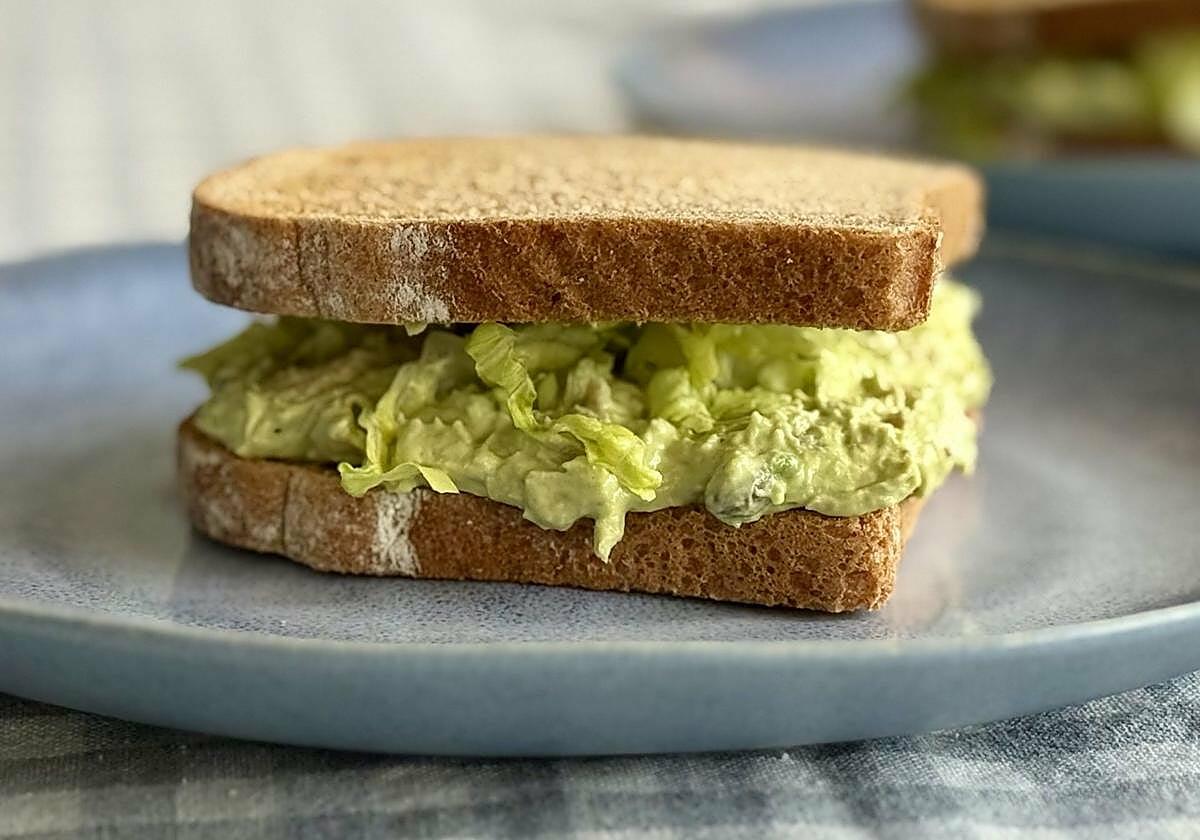 La receta que convierte las sobras del pollo asado en un sándwich irresistible