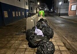 Más de veinte sanciones por tirar residuos fuera de los contenedores en La Oliva