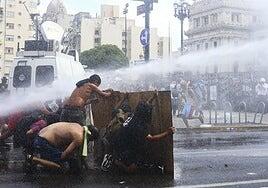 Así es la reforma laboral de Milei: jornadas de 12 horas, despidos más baratos, pagos en especie...