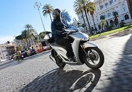 Prueba Honda SH125 2026: El «Rey» commuter se conecta y rediseña en su 25º aniversario