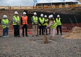 Primera piedra de la residencia de mayores de Gran Tarajal, con Dorita y Antonio