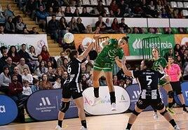 El Rocasa tropieza en Málaga, pero conserva el liderato (26-20)