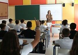 Es tiempo de bajar las horas docentes en centros públicos y en concertados