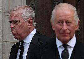 Jeffrey Epstein pone contra las cuerdas a la Corona y al Gobierno británicos