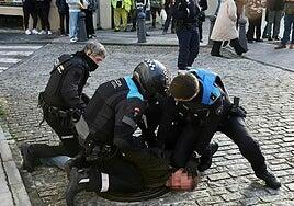 Una trifulca en Gijón acaba con un detenido y con un menor con un corte en el cuello