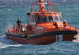 Rescatan un cayuco con 60 inmigrantes en la costa de Fuerteventura