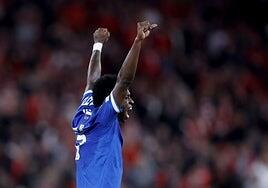 Vinicius enciende la luz para encarrilar el pase del Real Madrid a octavos