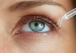 Pis en los ojos, chupitos menstruales… y otras ideas surrealistas que los farmacéuticos tienen que desmentir